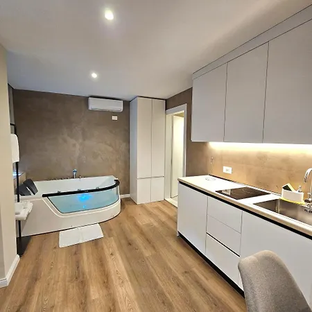 Jacuzzi Living Center 3 * Tirana