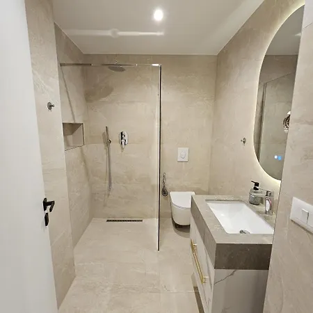 Jacuzzi Living Center 3 * Τίρανα