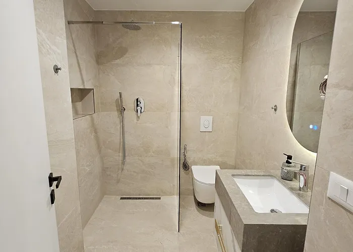 Jacuzzi Living Center 3 * 地拉那