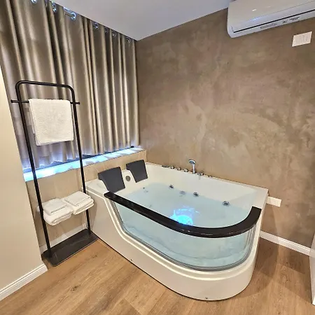 Διαμέρισμα Jacuzzi Center *