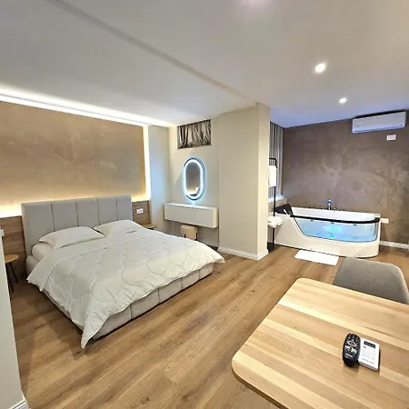 Jacuzzi Center Διαμέρισμα *