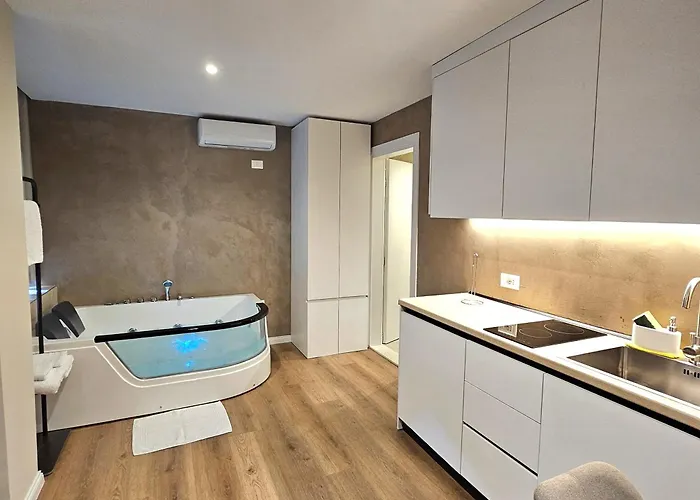 Jacuzzi Living Center 3 * ティラナ