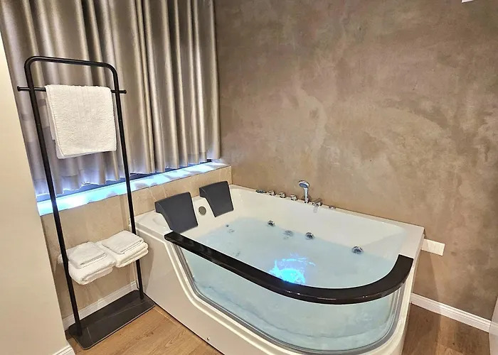 Apartman Jacuzzi Living Center 3 *