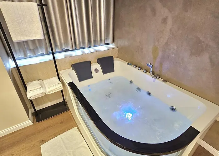 Jacuzzi Living Center 3 Apartman
